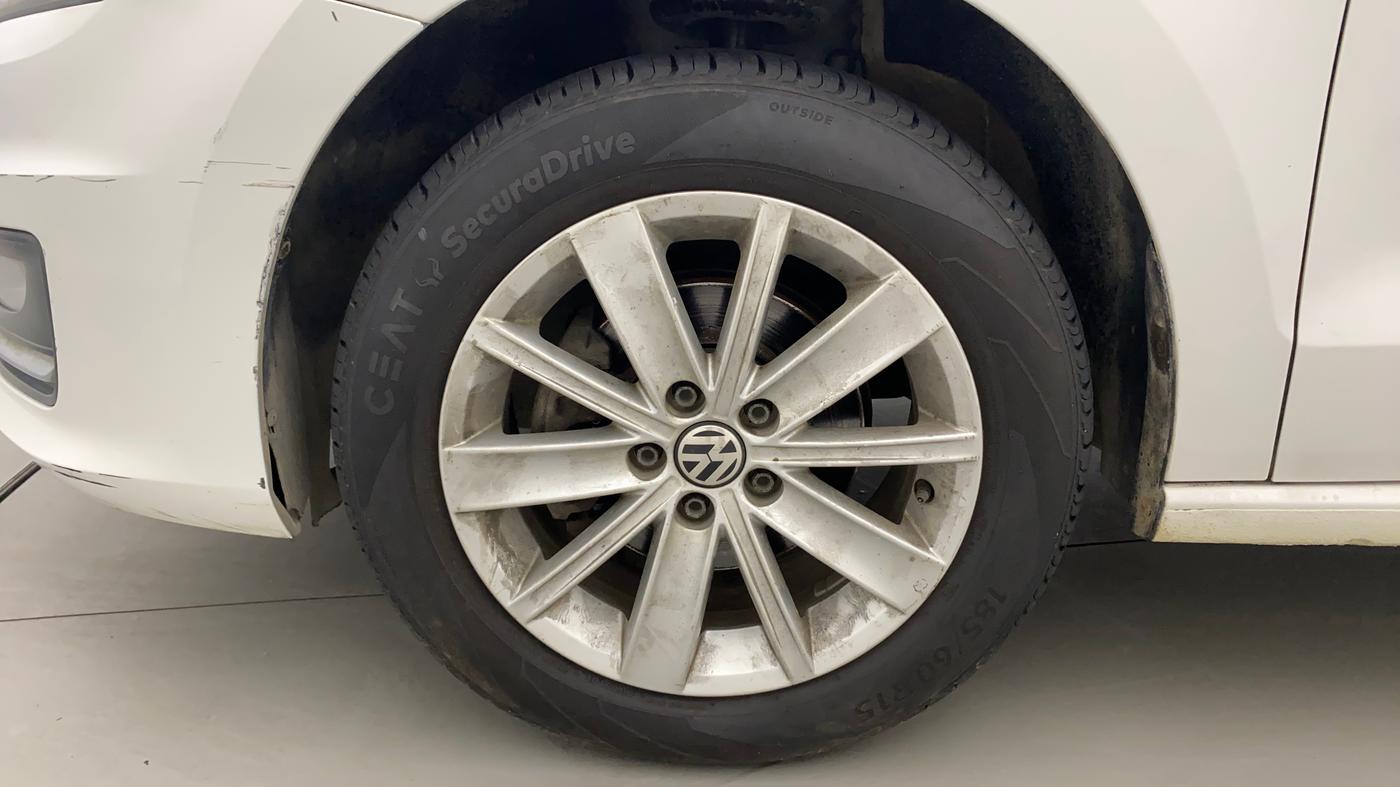 2017 Volkswagen Vento HIGHLINE PETROL AT, Petrol, Automatic, 62,617 km, Left Front Wheel