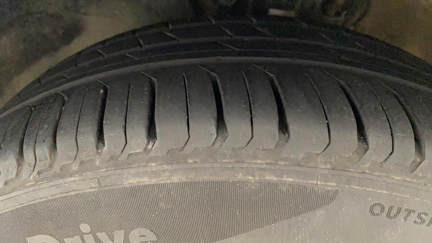 2017 Volkswagen Vento HIGHLINE PETROL AT, Petrol, Automatic, 62,617 km, Left Front Tyre Tread