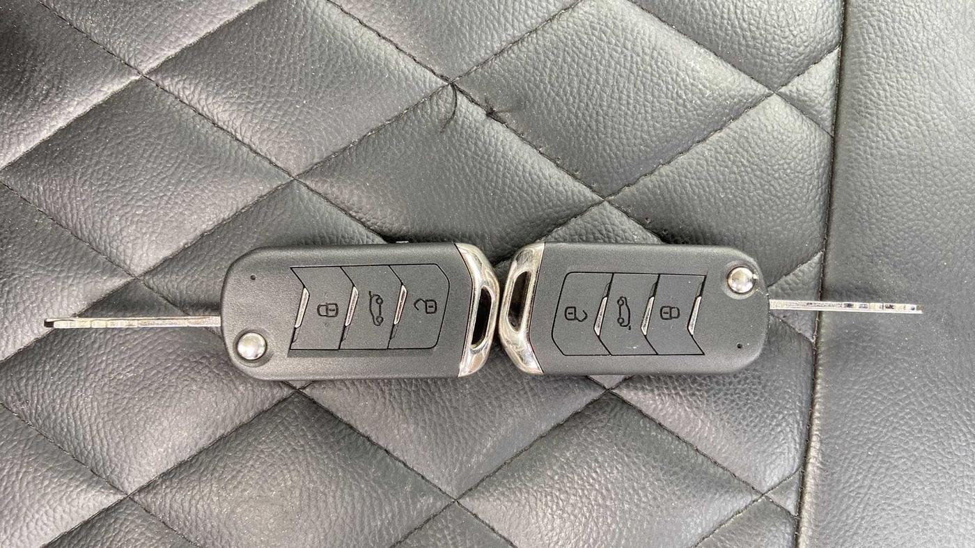 2023 Mahindra XUV300 W6 1.2 PETROL, Petrol, Manual, 3,529 km, Key Close Up