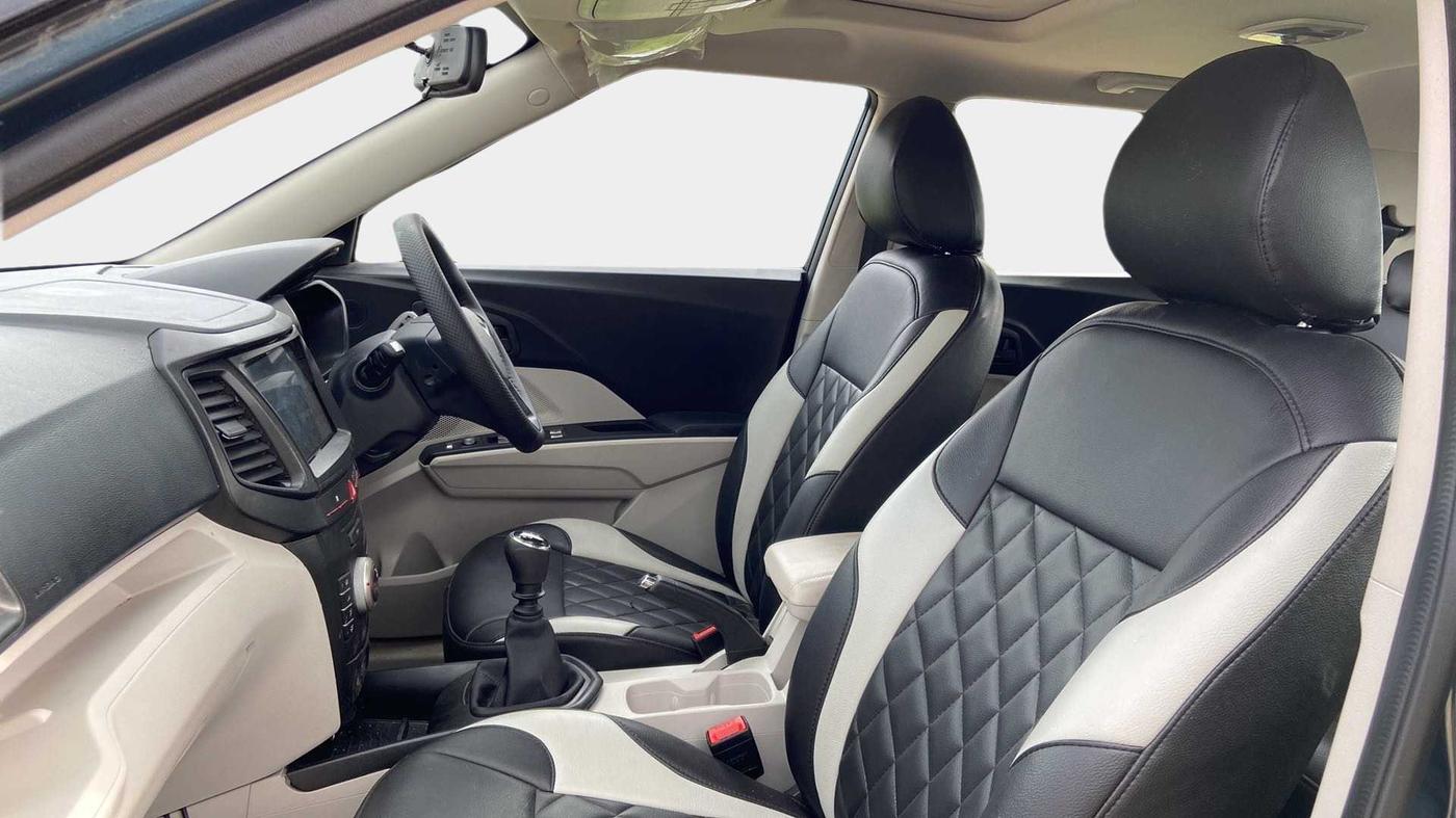 2023 Mahindra XUV300 W6 1.2 PETROL, Petrol, Manual, 3,529 km, Right Side Front Door Cabin