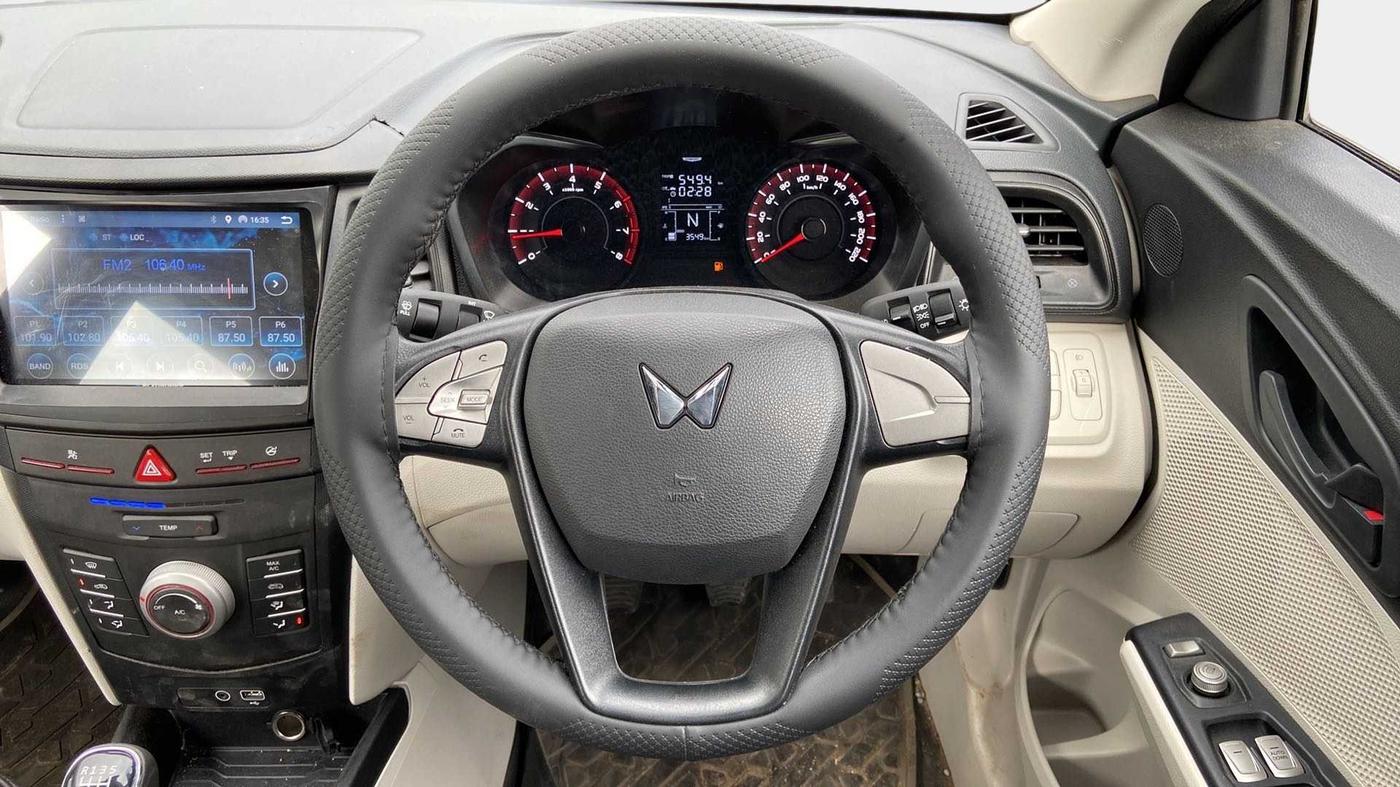 2023 Mahindra XUV300 W6 1.2 PETROL, Petrol, Manual, 3,529 km, Steering Wheel Close Up