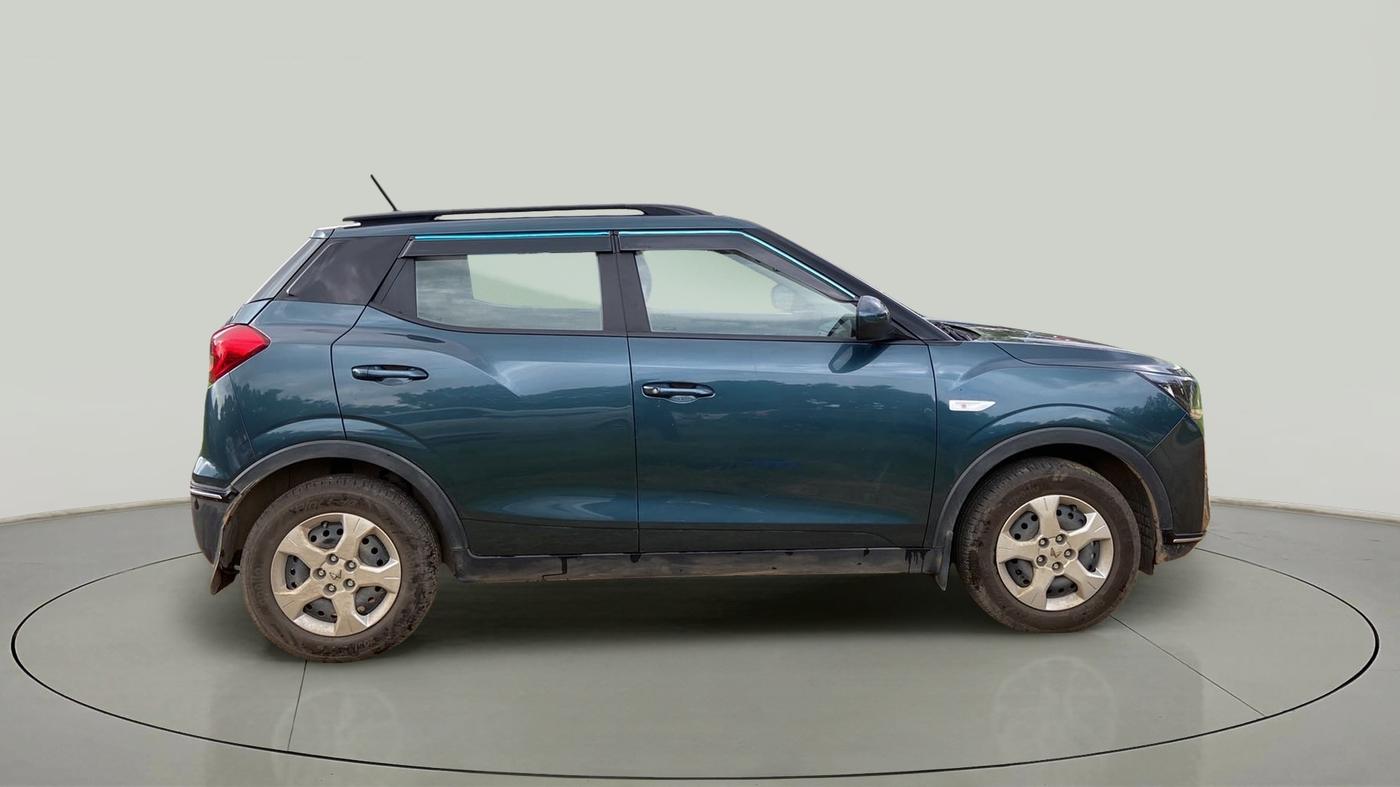 2023 Mahindra XUV300 W6 1.2 PETROL, Petrol, Manual, 3,529 km, Right Side View