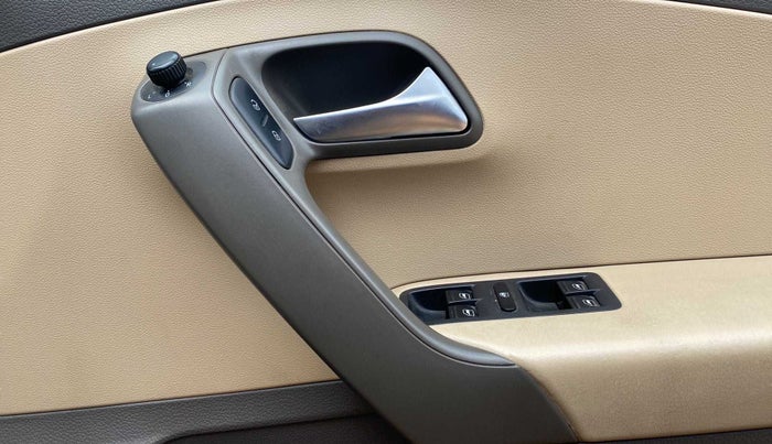 2015 Volkswagen Vento HIGHLINE 1.5 AT, Diesel, Automatic, 80,402 km, Driver Side Door Panels Control