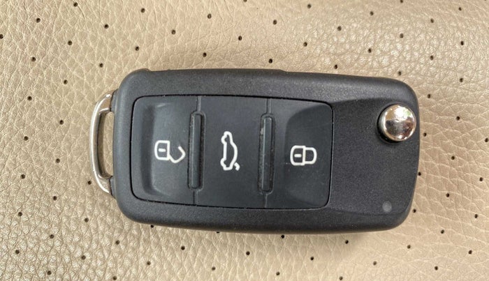 2015 Volkswagen Vento HIGHLINE 1.5 AT, Diesel, Automatic, 80,402 km, Key Close Up