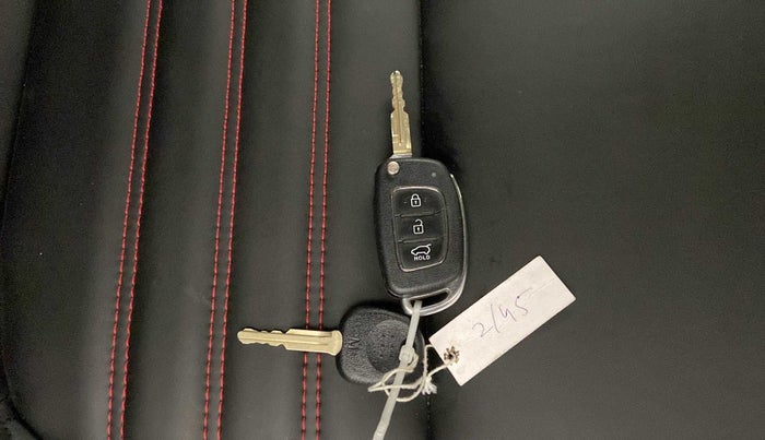 2021 Hyundai VENUE S 1.2, Petrol, Manual, 15,344 km, Key Close Up