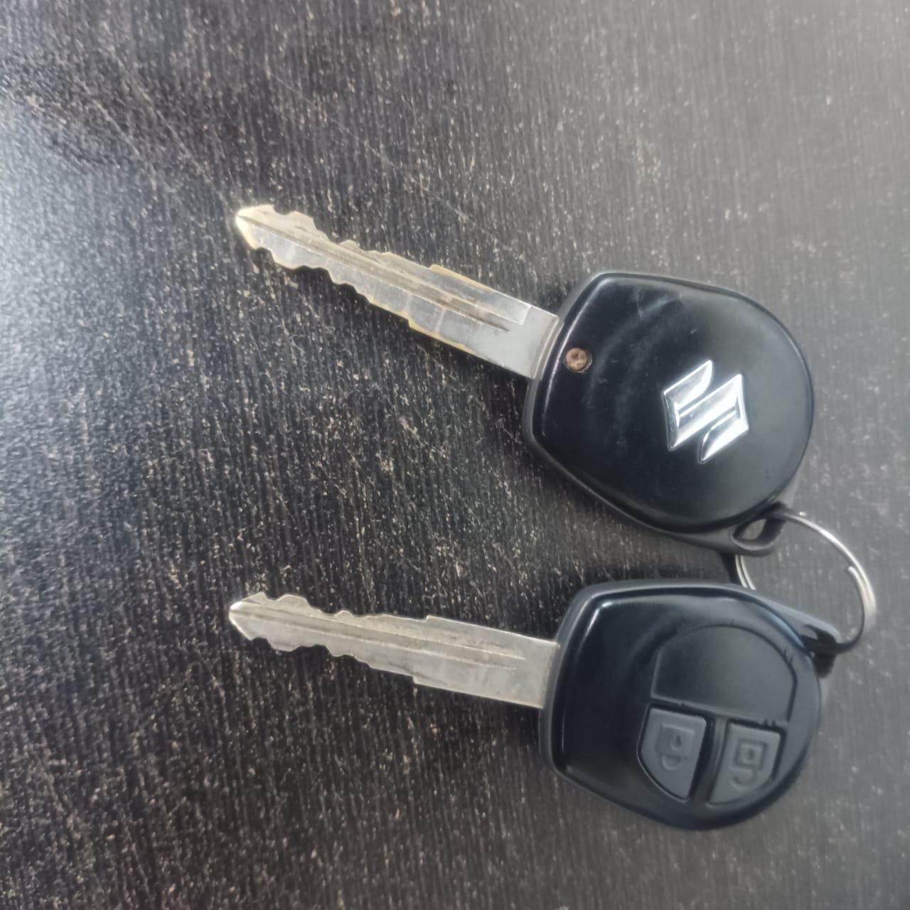 2016 Maruti Swift VXI, Petrol, Manual, 64,800 km, Key Close Up