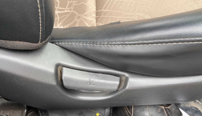 2019 Hyundai Grand i10 MAGNA AT 1.2 KAPPA VTVT, Petrol, Automatic, 40,372 km, Driver Side Adjustment Panel