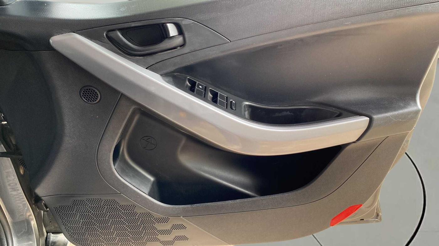 2021 Tata NEXON XMA SUNROOF PETROL, CNG, Automatic, 35,086 km, Driver Side Door Panels Control