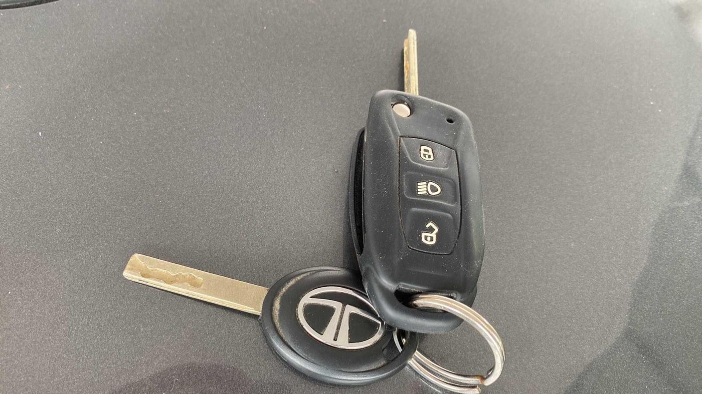 2021 Tata NEXON XMA SUNROOF PETROL, CNG, Automatic, 35,086 km, Key Close Up