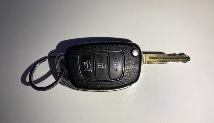 2020 Hyundai VENUE S 1.2, Petrol, Manual, 23,592 km, Key Close Up
