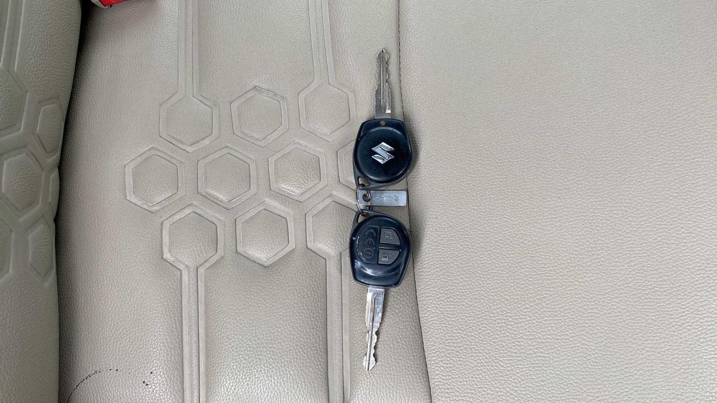 2015 Maruti Ciaz VXI+, Petrol, Manual, 77,302 km, Key Close Up