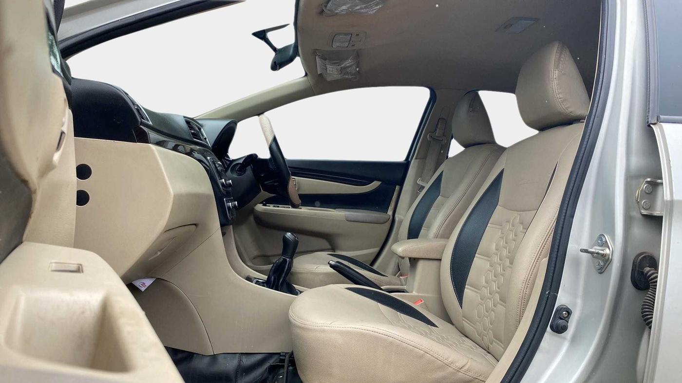 2015 Maruti Ciaz VXI+, Petrol, Manual, 77,302 km, Right Side Front Door Cabin