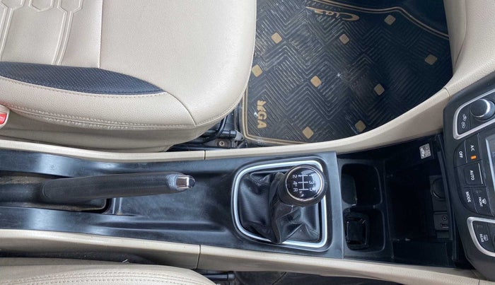 2015 Maruti Ciaz VXI+, Petrol, Manual, 77,302 km, Gear Lever