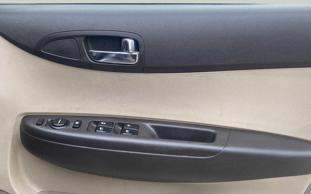 2013 Hyundai i20 MAGNA (O) 1.2, Petrol, Manual, 60,032 km, Driver Side Door Panels Control