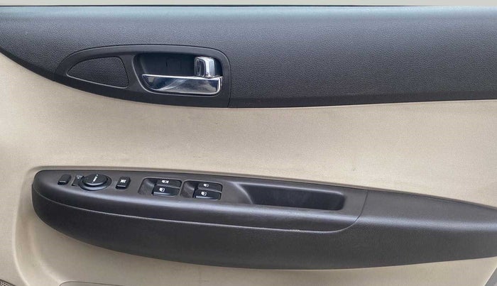 2013 Hyundai i20 MAGNA (O) 1.2, Petrol, Manual, 60,032 km, Driver Side Door Panels Control
