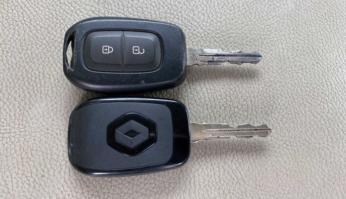 2020 Renault TRIBER RXT AMT, Petrol, Automatic, 35,604 km, Key Close Up