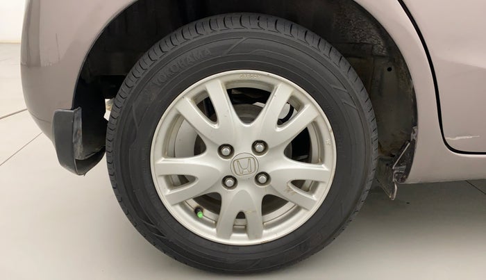2017 Honda Brio VX AT, Petrol, Automatic, 94,995 km, Right Rear Wheel