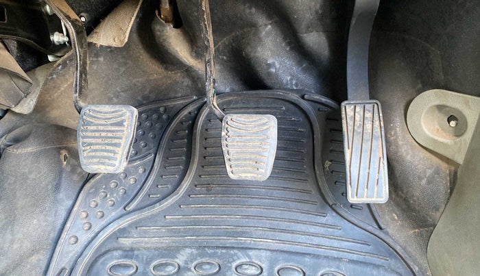 2017 Mahindra Kuv100 K4 6 STR, Petrol, Manual, 37,376 km, Pedals