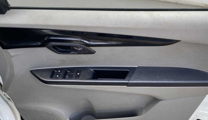 2017 Mahindra Kuv100 K4 6 STR, Petrol, Manual, 37,376 km, Driver Side Door Panels Control