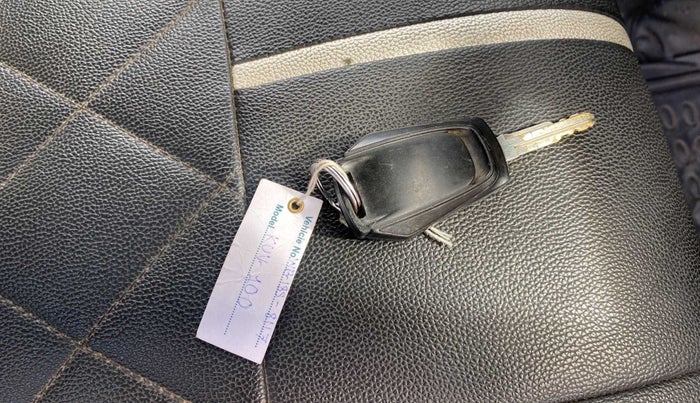 2017 Mahindra Kuv100 K4 6 STR, Petrol, Manual, 37,376 km, Key Close Up