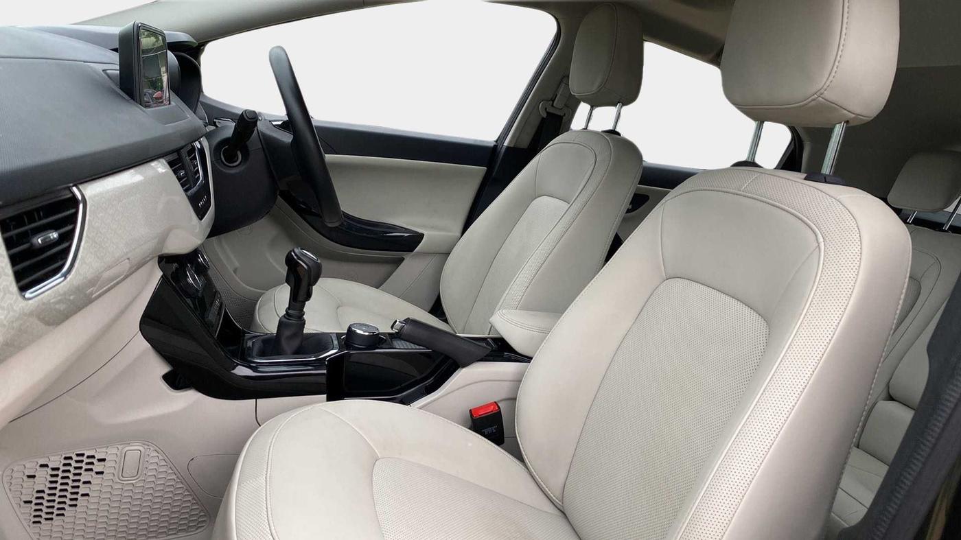 2022 Tata NEXON XZ PLUS (PREMIUM) PETROL, Petrol, Manual, 22,121 km, Right Side Front Door Cabin