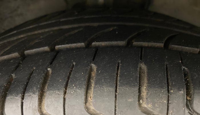 2010 Toyota Corolla Altis 1.8 G, Petrol, Manual, 87,478 km, Right Front Tyre Tread