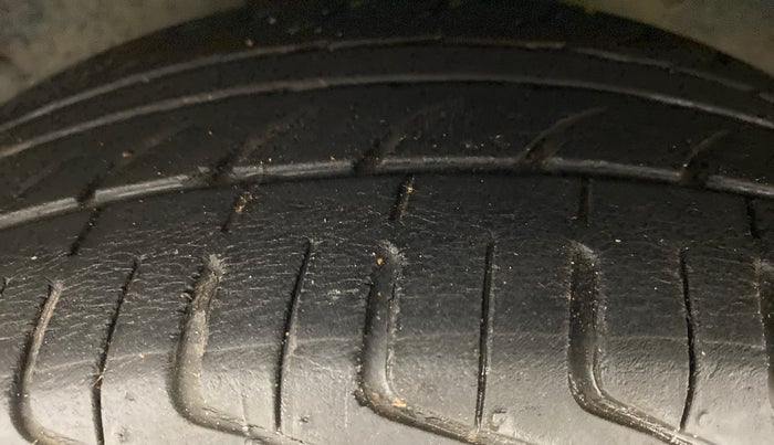 2010 Toyota Corolla Altis 1.8 G, Petrol, Manual, 87,478 km, Left Front Tyre Tread