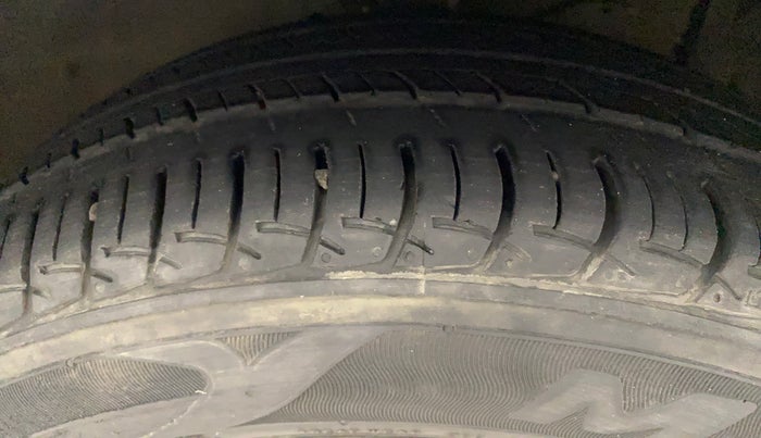 2020 Maruti Ciaz DELTA 1.5 SHVS MT PETROL, Petrol, Manual, 38,299 km, Right Front Tyre Tread