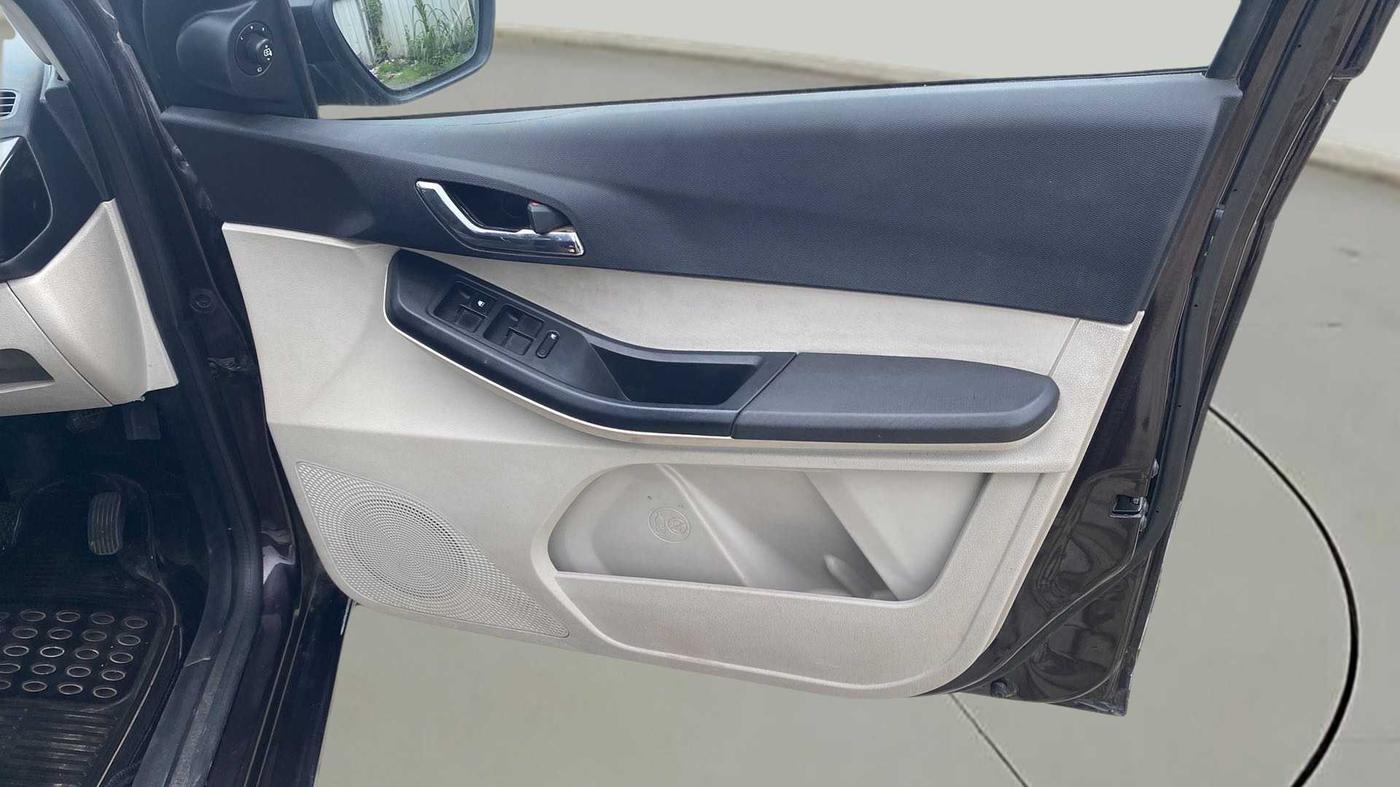 2022 Tata Tiago XZ PLUS CNG, CNG, Manual, 42,172 km, Driver Side Door Panels Control
