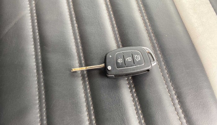 2014 Hyundai Xcent S (O) 1.2, CNG, Manual, 67,346 km, Key Close Up