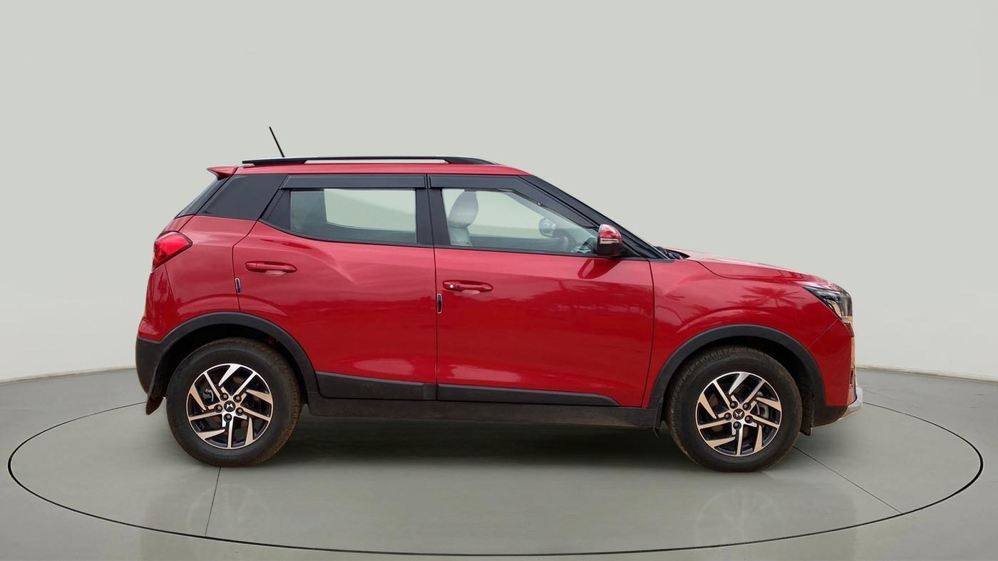 2023 Mahindra XUV300 W8 (O) 1.2 PETROL AMT, Petrol, Automatic, 5,990 km, Right Side View