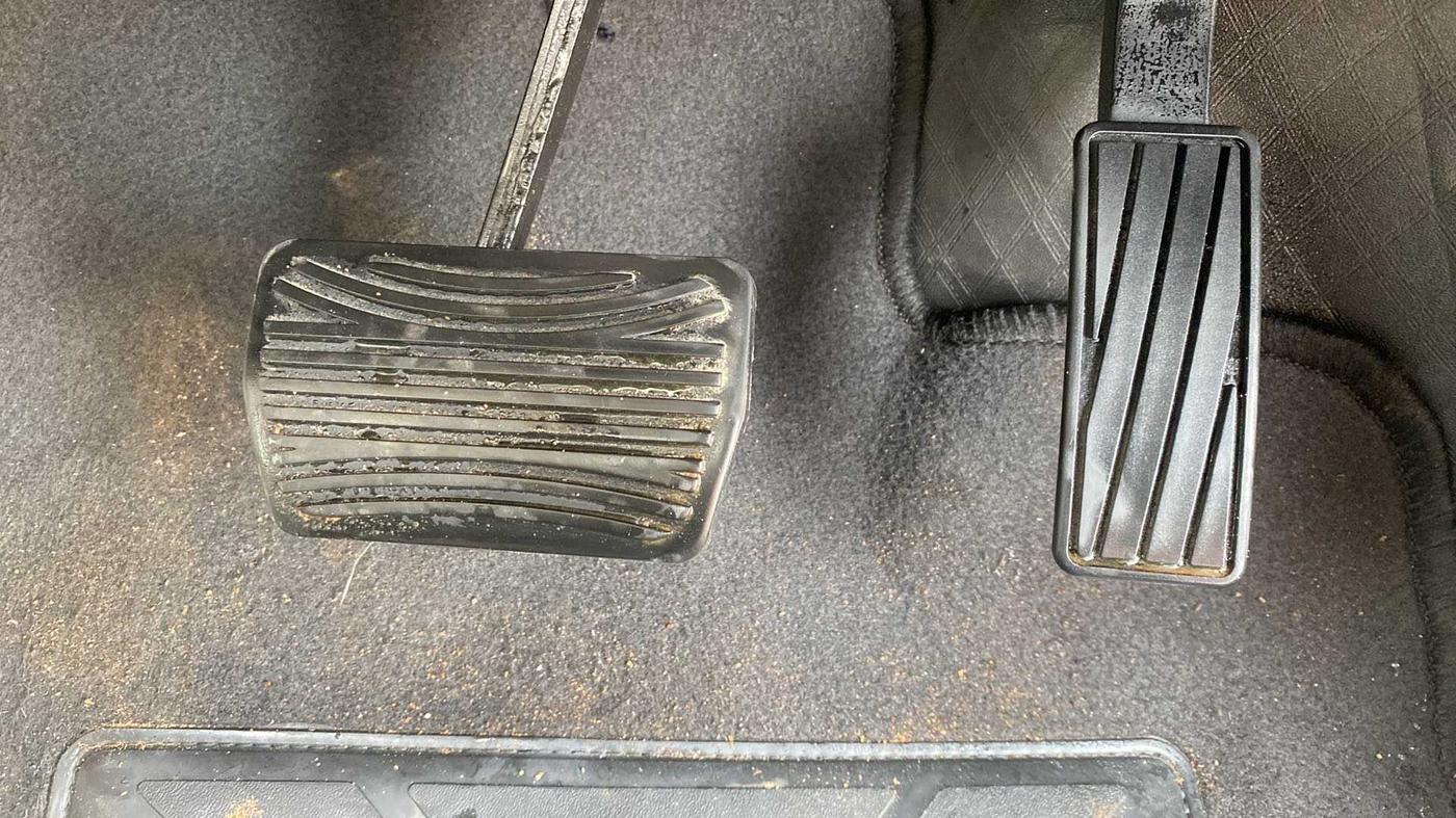 2023 Mahindra XUV300 W8 (O) 1.2 PETROL AMT, Petrol, Automatic, 5,990 km, Pedals