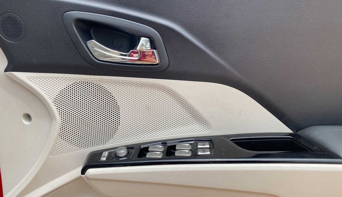2023 Mahindra XUV300 W8 (O) 1.2 PETROL AMT, Petrol, Automatic, 5,990 km, Driver Side Door Panels Control