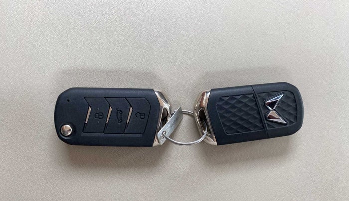 2023 Mahindra XUV300 W8 (O) 1.2 PETROL AMT, Petrol, Automatic, 5,990 km, Key Close Up