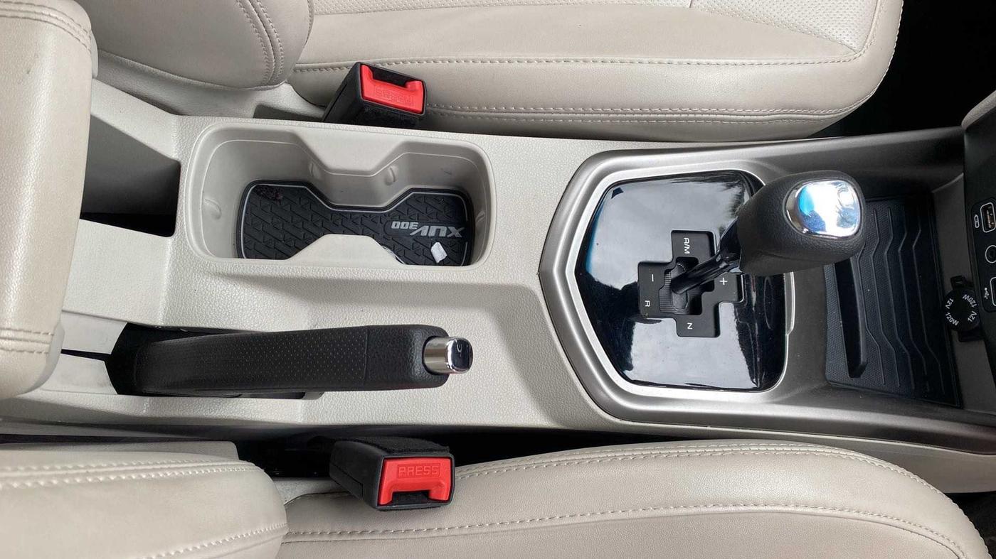 2023 Mahindra XUV300 W8 (O) 1.2 PETROL AMT, Petrol, Automatic, 5,990 km, Gear Lever