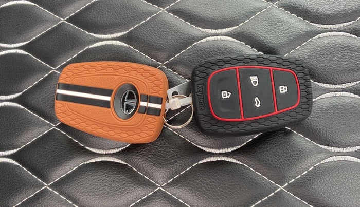 2022 Tata PUNCH ACCOMPLISHED DAZZLE PACK AMT, Petrol, Automatic, 3,572 km, Key Close Up