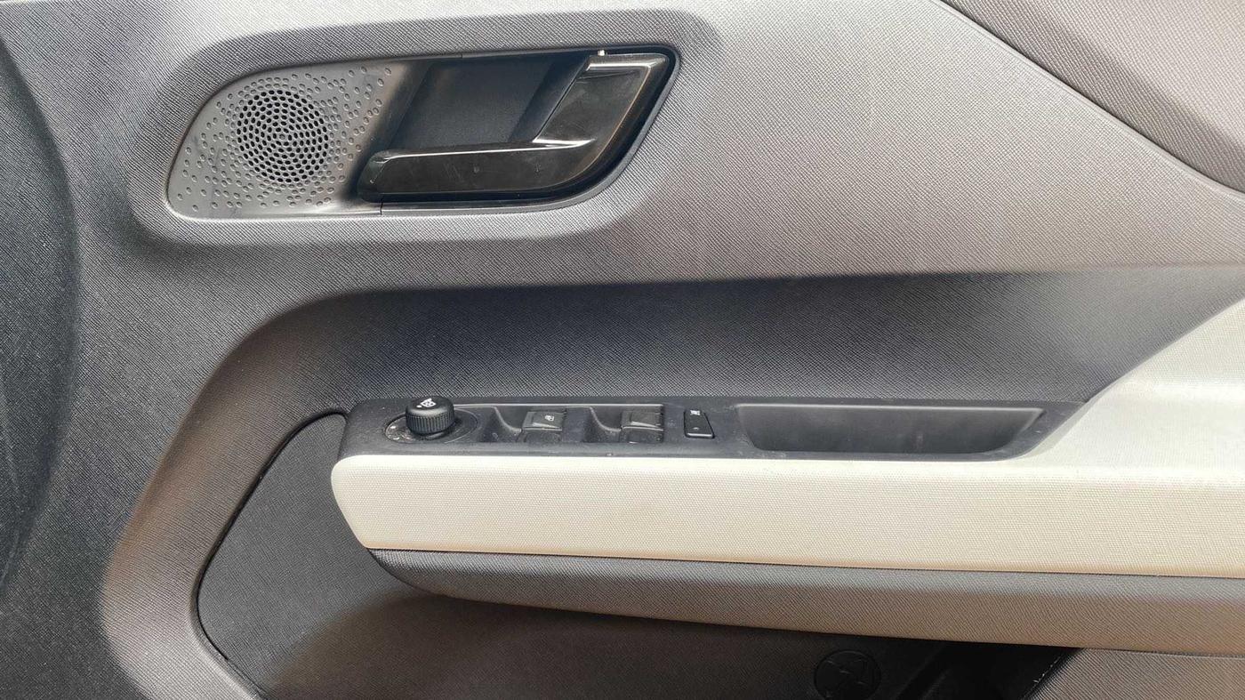 2022 Tata PUNCH ACCOMPLISHED DAZZLE PACK AMT, Petrol, Automatic, 3,572 km, Driver Side Door Panels Control