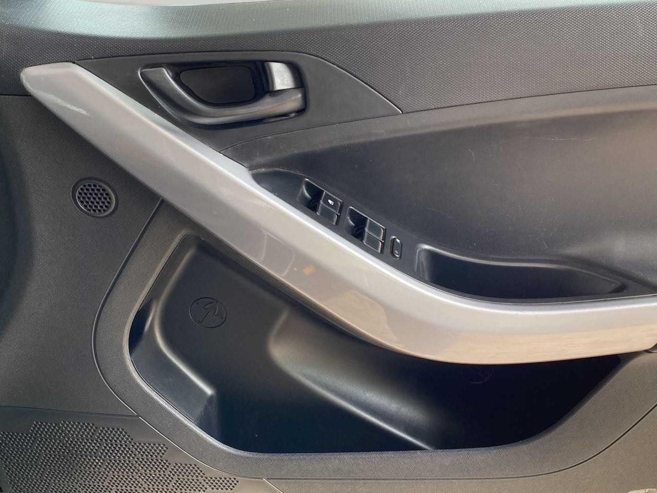 2021 Tata NEXON XM DIESEL, Diesel, Manual, 84,243 km, Driver Side Door Panels Control