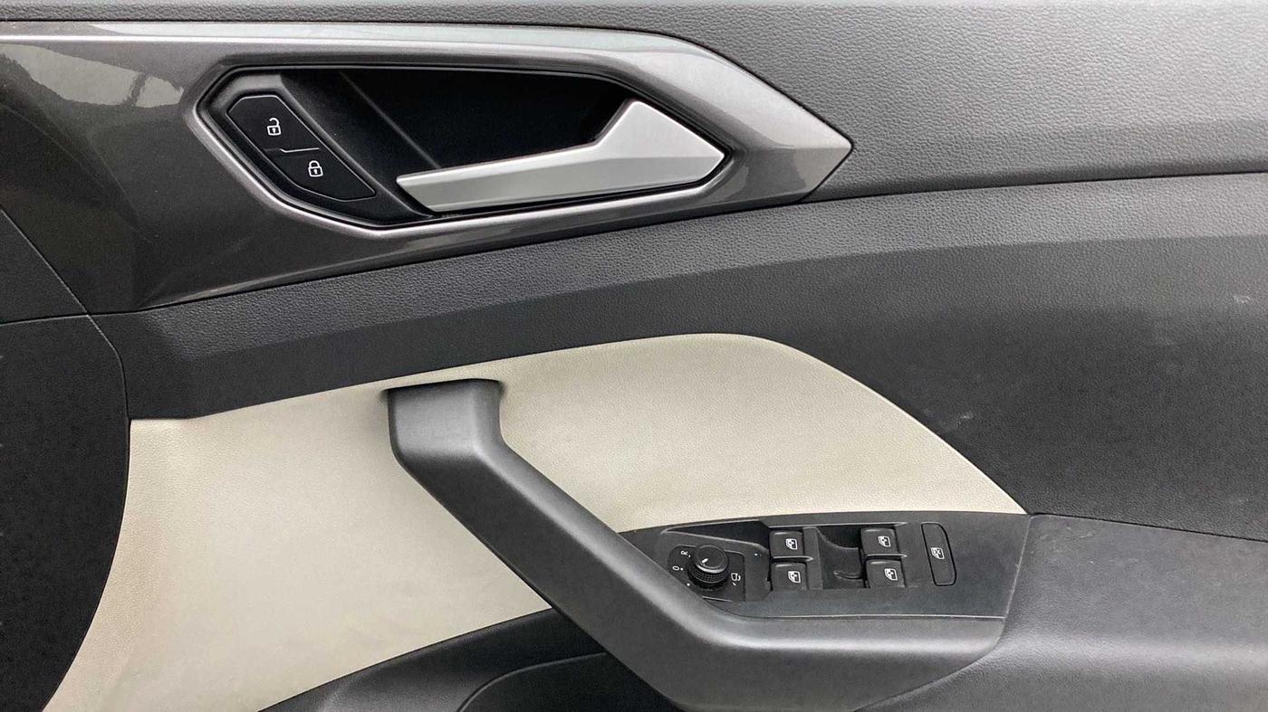2022 Volkswagen TAIGUN TOPLINE 1.0 TSI AT, Petrol, Automatic, 36,216 km, Driver Side Door Panels Control