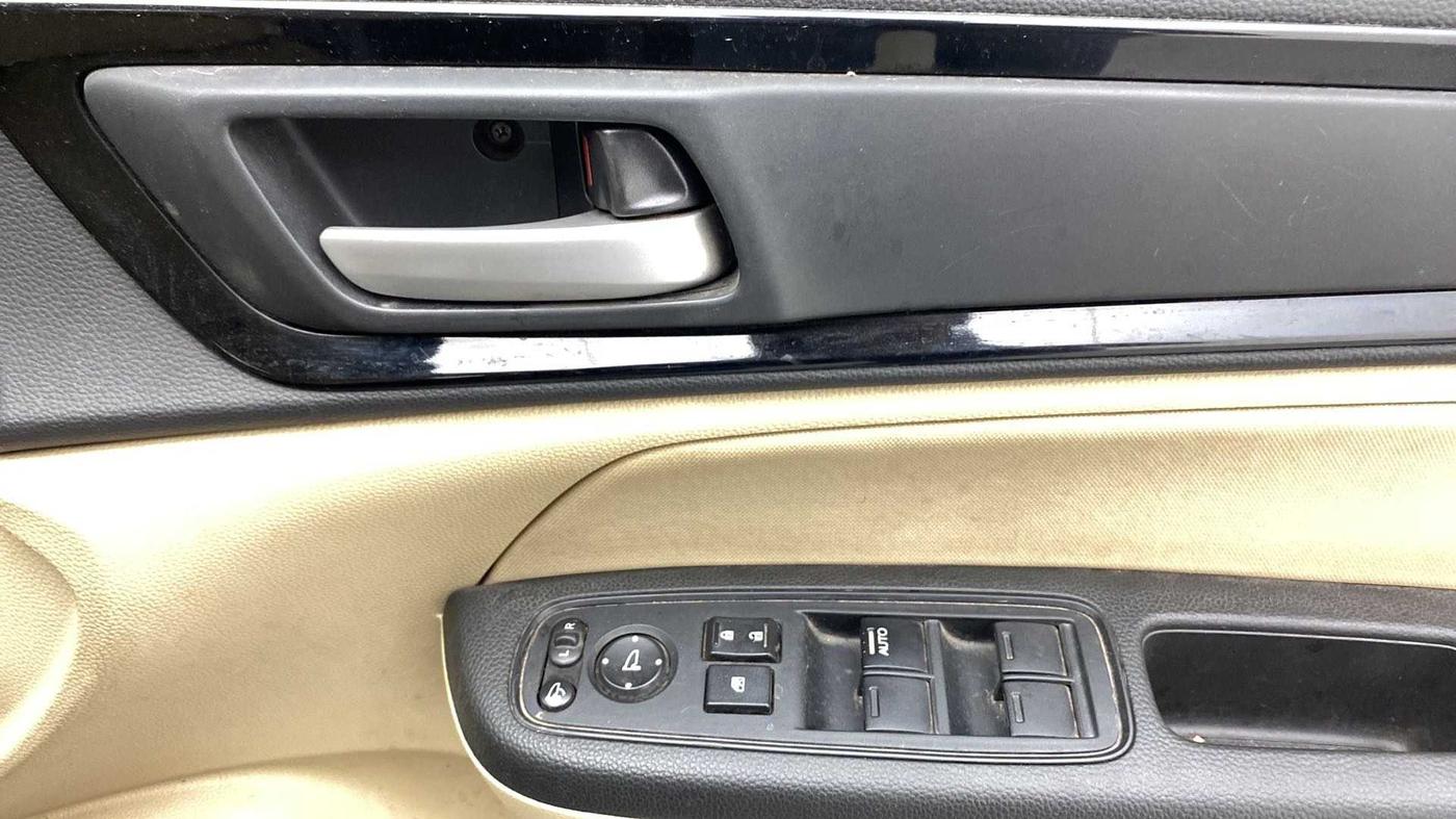 2019 Honda Amaze 1.2L I-VTEC S, Petrol, Manual, 17,135 km, Driver Side Door Panels Control