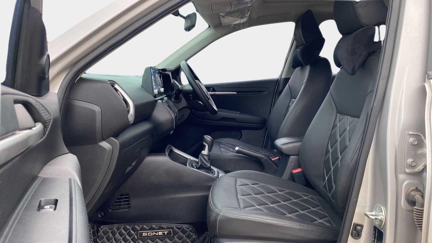 2023 KIA SONET HTK PLUS 1.0 IMT, Petrol, Manual, 24,195 km, Right Side Front Door Cabin