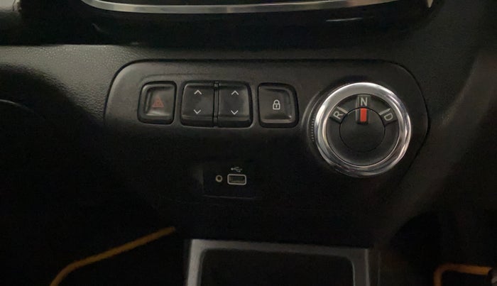 2019 Renault Kwid RXT 1.0 AMT (O), Petrol, Automatic, 33,894 km, Gear Lever