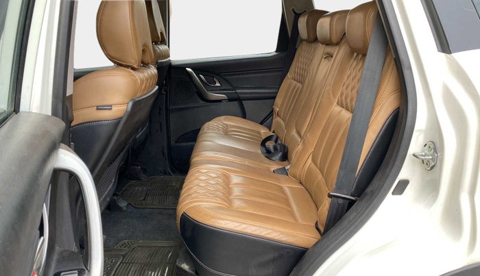 2019 Mahindra XUV500 W11, Diesel, Manual, 55,744 km, Right Side Rear Door Cabin