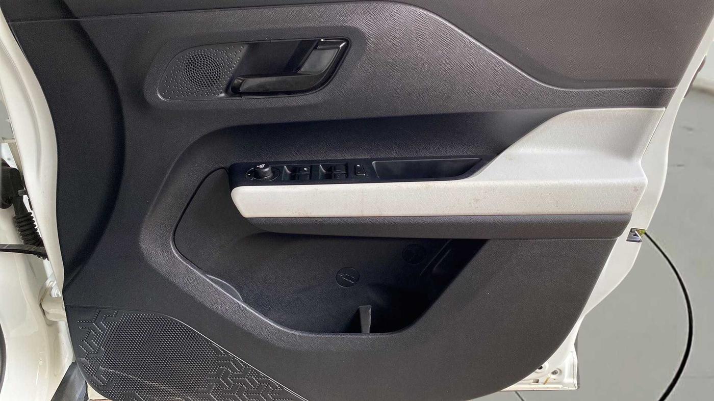 2022 Tata PUNCH ACCOMPLISHED MT, Petrol, Manual, 25,659 km, Driver Side Door Panels Control