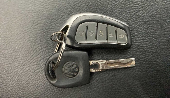 2019 Volkswagen Polo TRENDLINE 1.0L, Petrol, Manual, 57,026 km, Key Close Up