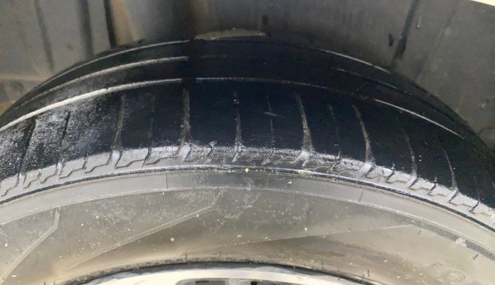 2022 Maruti Ertiga ZXI+ AT SHVS, CNG, Automatic, 61,022 km, Right Rear Tyre Tread