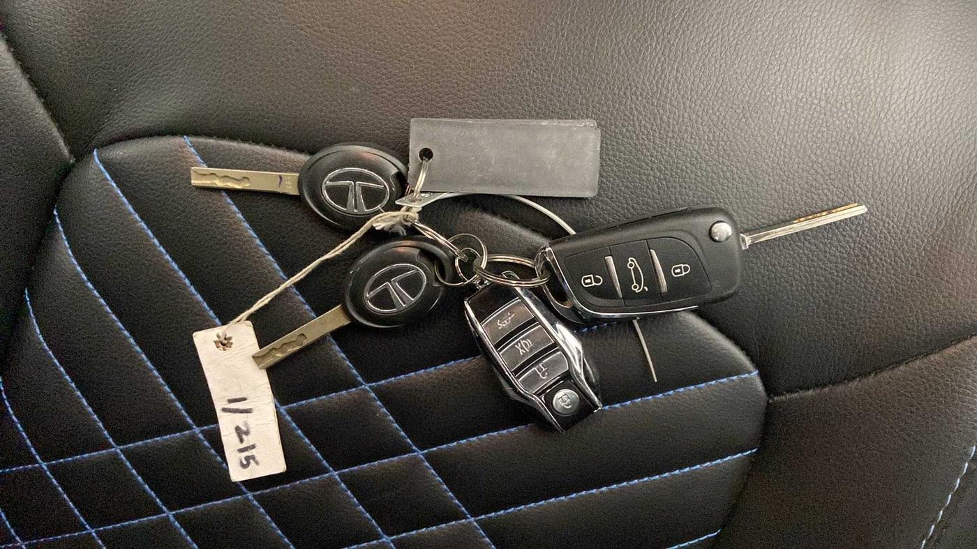 2024 Tata PUNCH PURE MT, Petrol, Manual, 5,048 km, Key Close Up