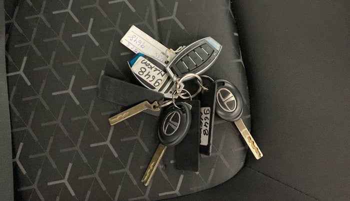 2021 Tata NEXON XE PETROL, Petrol, Manual, 13,536 km, Key Close Up