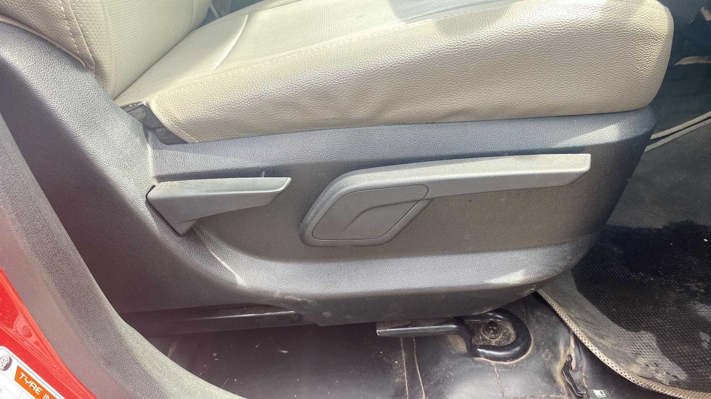 2017 Mahindra KUV 100 NXT K8 P 6 STR DUAL TONE, Petrol, Manual, 27,922 km, Driver Side Adjustment Panel