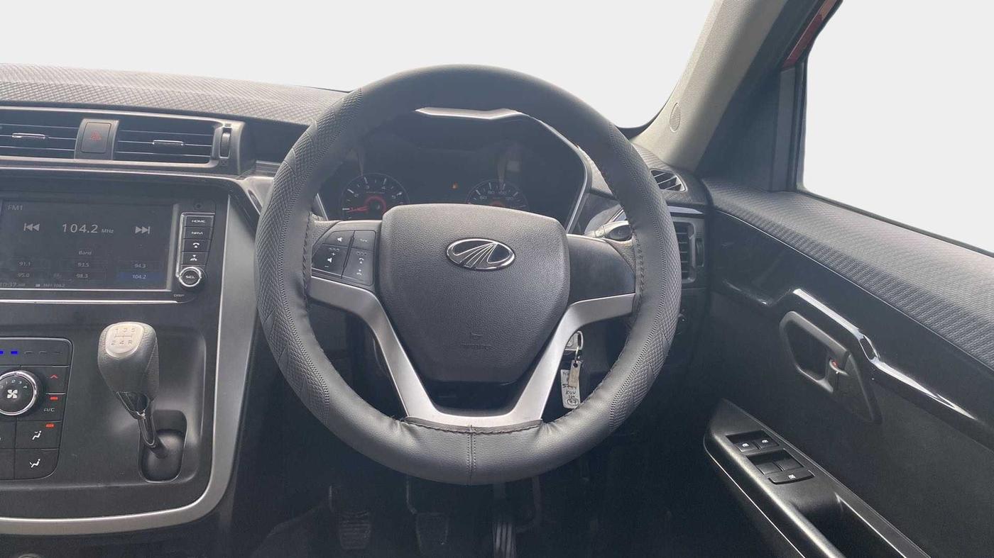 2017 Mahindra KUV 100 NXT K8 P 6 STR DUAL TONE, Petrol, Manual, 27,922 km, Steering Wheel Close Up